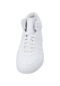 Hvide høj-top sneakers med en glat læderoverdel, snørebånd foran, perforeret tå, polstret krave og teksturerede detaljer.