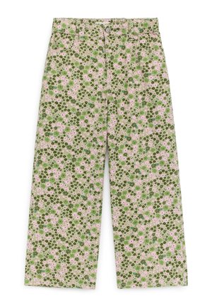 Grønne bukser med vide ben med pink og mørkegrønt blomsterprint, frontknapper og lommer.