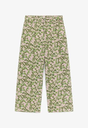 Zielone spodnie o szerokich nogawkach z różowym i ciemnozielonym kwiatowym wzorem, z guzikami z przodu i kieszeniami.