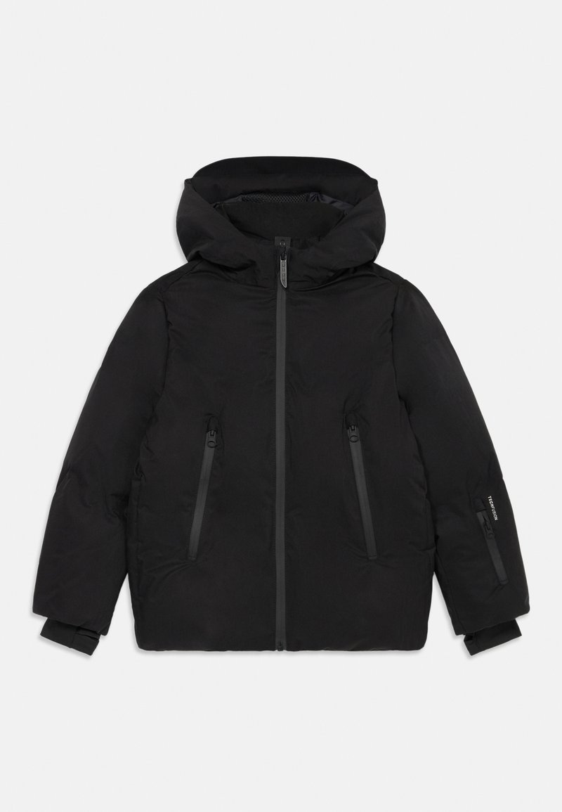 Černá prošívaná bunda s kapucí, která má vertikální zipové kapsy, elastické manžety a měkkou texturu. Přední zapínání na zip.