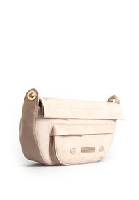 Beige leren handtas met een klepafsluiting, ronde vorm, gouden hardwareaccenten en een gestructureerde voorkantzakdetail.