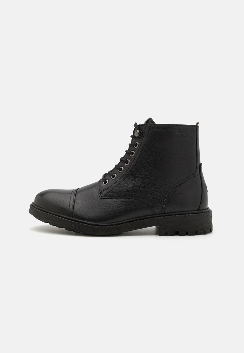 Botín de cuero negro hasta el tobillo con punta redonda, superficie texturizada, diseño con cordones, ojales de metal y una suela de goma resistente.