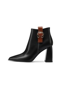 Stivale alla caviglia in pelle nera con punta appuntita e tacco a blocco medio. Presenta una cinghia marrone con una fibbia dorata come accentuazione decorativa.