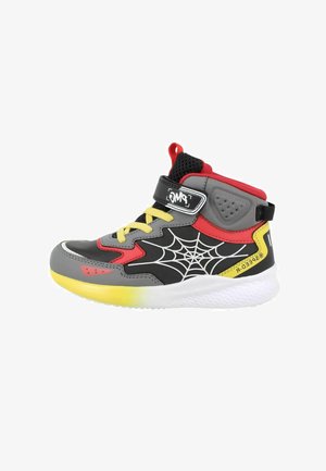 Sneakers alte con un design grigio, nero e rosso con accenti gialli, grafica a rete sul lato e cinturino in velcro per una calzata sicura.