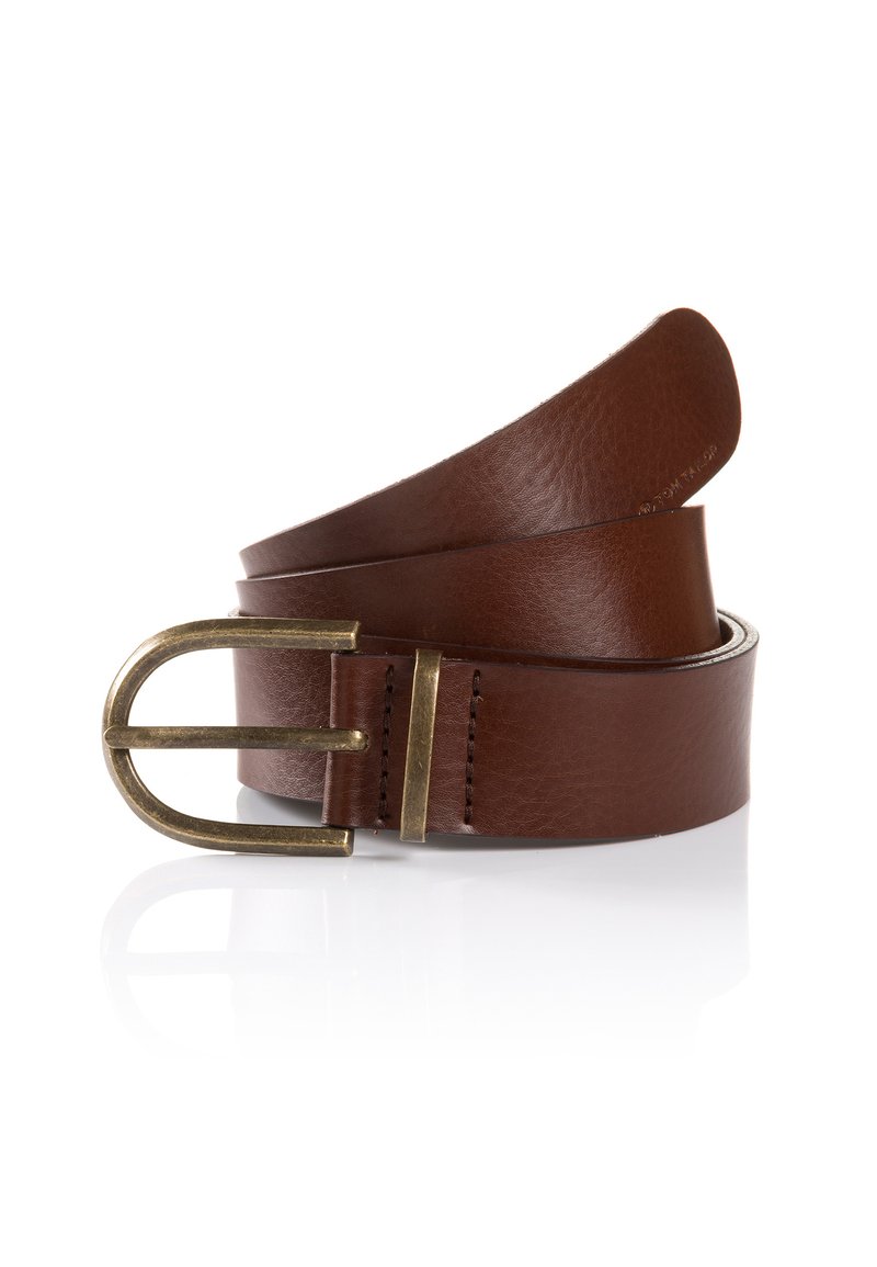 Ceinture en cuir marron avec une texture lisse et une boucle à double ardillon en laiton. Présente des bords soigneusement cousus et un design classique.