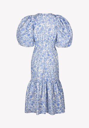 Midi-jurk met volumineuze pofmouwen en gerimpelde zoom, met een blauw bloemenpatroon op wit stof.