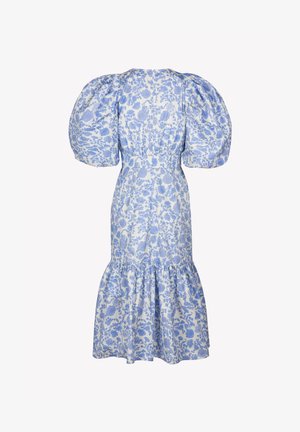 Midi-jurk met volumineuze pofmouwen en gerimpelde zoom, met een blauw bloemenpatroon op wit stof.