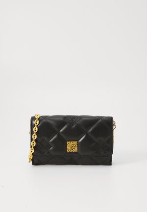 Bolso de mano de cuero negro con textura acolchada, cadena dorada y un prominente logo cuadrado dorado en la parte delantera. Forma rectangular compacta.