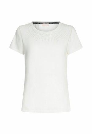 Tricou alb cu mânecă scurtă și guler rotund, având un model decorativ de mici cuie în zona pieptului. Textură netedă.