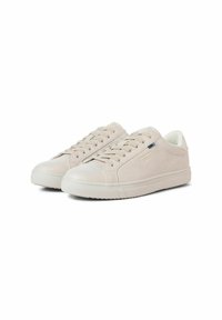 Sneakers in suede beige con punta tonda, design con lacci e suola in gomma testurizzata. Presentano un dettaglio del logo sul lato e una fodera interna liscia.