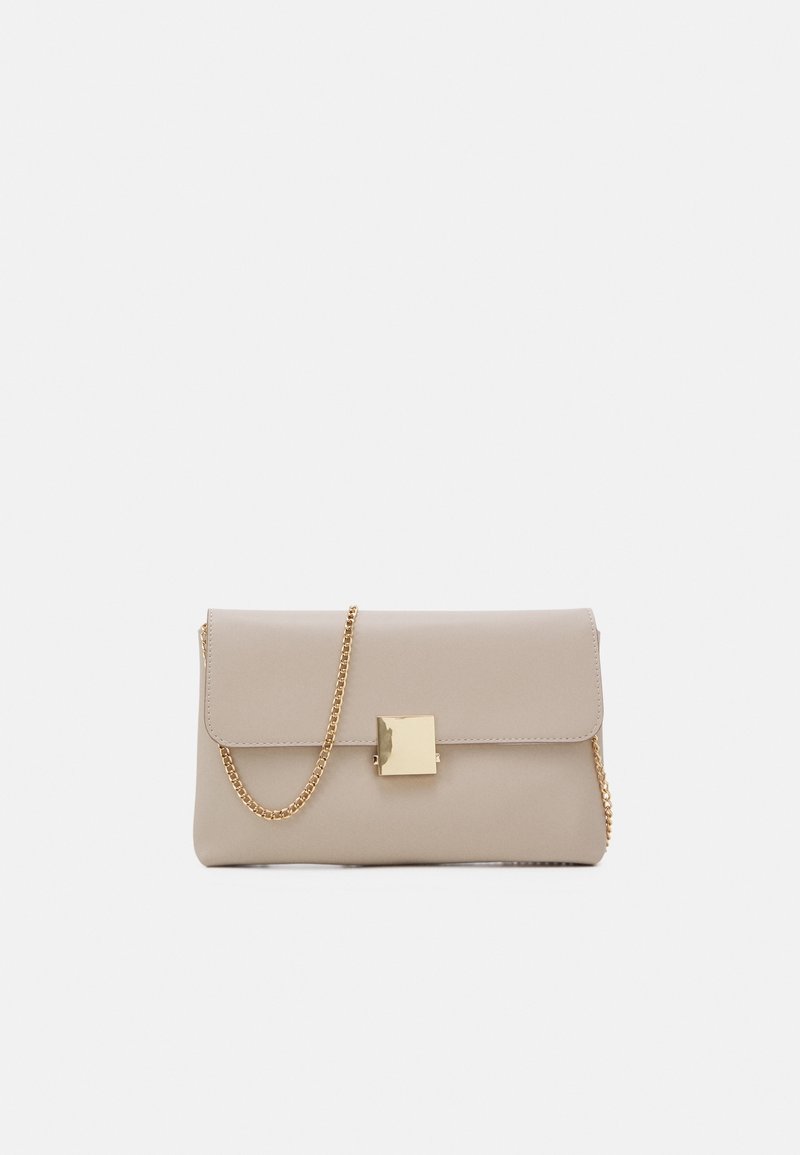 Pochette rectangulaire beige avec un fermoir carré doré et une bandoulière chaîne dorée sur un fond gris clair.