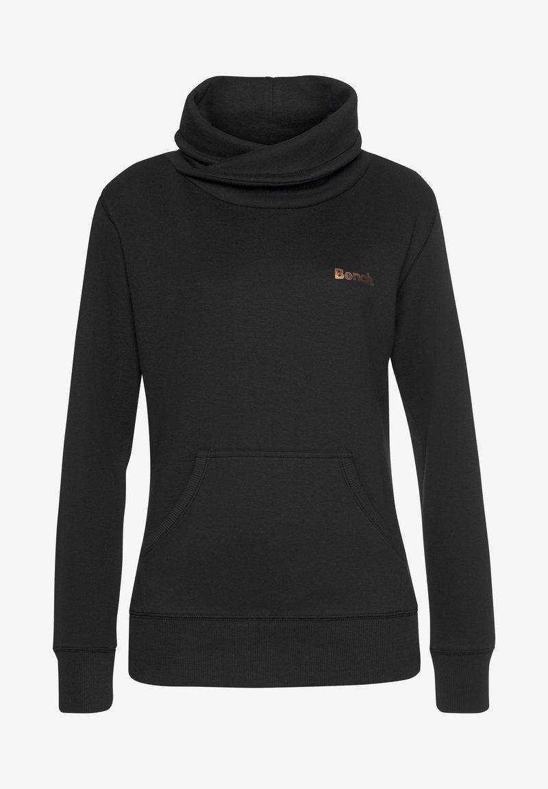 Sweat-shirt à capuche noir en tissu doux, avec un col cheminée, une poche kangourou et un petit logo en bronze sur la poitrine.