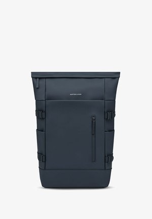 Zaino blu navy con finitura texturizzata, dotato di strap laterali regolabili, tasca frontale con zip e logo centrato sul pannello frontale.