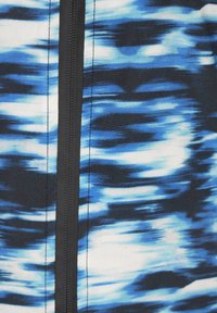 Blå og hvid mønstret stof med et bølget design, der har en central sort lynlås og lodrette sømme. Blød tekstur, sandsynligvis letvægtsmateriale.