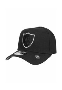 Schwarze Baseballmütze mit gebogenem Schirm, ausgestattet mit einem gestickten Raiders-Logo in Grau und Weiß sowie einer strukturierten Stoffoberfläche.