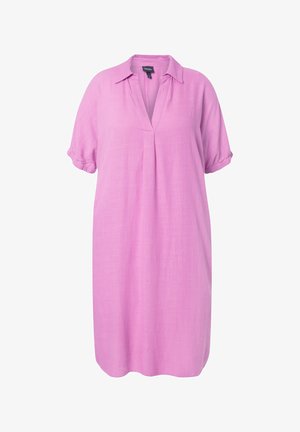 Vestido de lino rosa con mangas cortas enrolladas, cuello y escote en V. Presenta pliegues en la parte delantera para una silueta relajada.