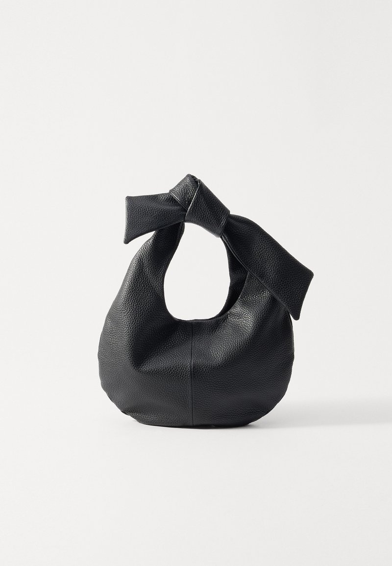 Bolsa de couro preta com forma arredondada e uma alça atada. A textura é texturizada, com um acabamento liso e sem hardware visível.