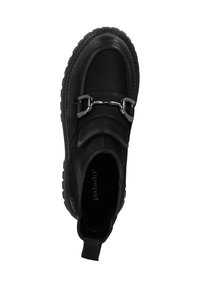 Zapato negro de tipo slip-on, hecho de material texturizado, con un detalle de hebilla plateada, punta redonda y suela gruesa de goma con tacos.
