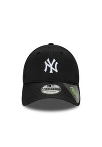 Μαύρο καπέλο μπέιζμπολ με ρυθμιζόμενο λουράκι, διαθέτει λευκό κεντημένο λογότυπο μπροστά και υφή υφάσματος. Πρότυπη στρογγυλεμένη κορώνα.