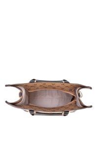 Bolso negro con un interior marrón con estampado; cuenta con herrajes dorados, dos asas y bolsillos interiores con cremallera para organizar.