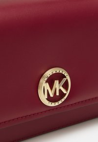 MICHAEL Michael Kors DELANCEY - Käsilaukku - deep red