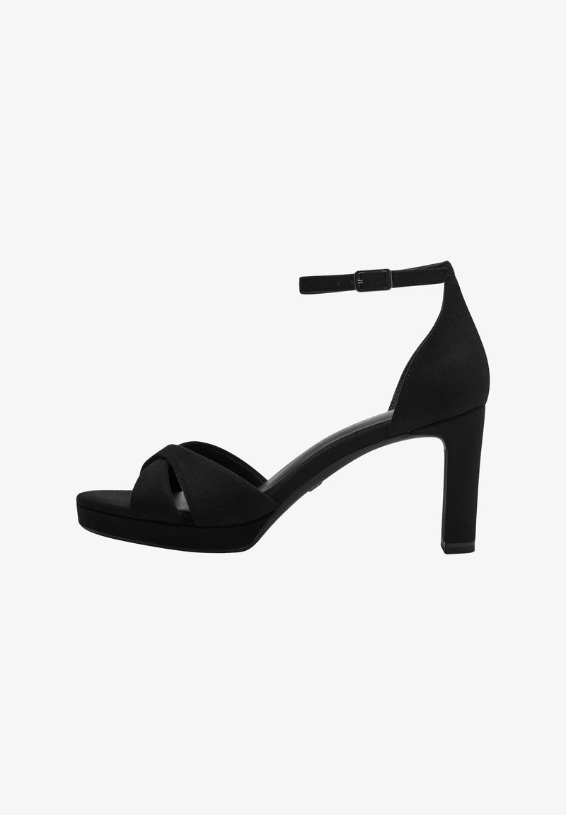 Sandalia negra de tacón alto con correas cruzadas, textura de ante, correa en el tobillo con hebilla y un robusto tacón cuadrado. Plantilla plana para mayor comodidad.