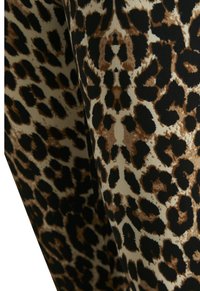 Tkanina s leopard uzorkom u svijetlosmeđim, smeškim i crnim bojama. Karakterizira je mekana tekstura i ponavljajući uzorak zaobljenih mrlja.