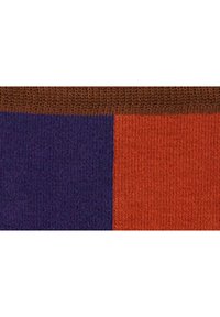 Tessuto colorato intrecciato con un quadrato viola, un quadrato arancione e una banda orizzontale marrone nella parte superiore. La trama appare morbida e fine.