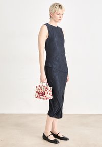 COACH CHERRY CARGO TOTE - Mala de mão - chalk multi
