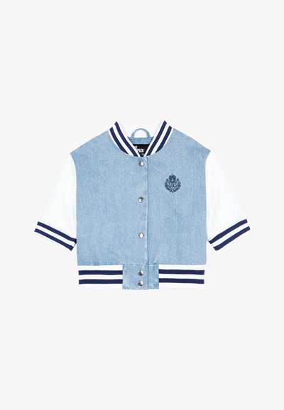 Skórzana kurtka z przetarciami, z krótkimi białymi rękawami. Jasnoniebieski denin, granatowo-pasiasty ściągacz kołnierza i mankietów, z logo na piersi.