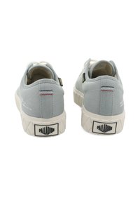 Ανοιχτό μπλε πάνινα παπούτσια με λευκές λαστιχένιες σόλες, με υφασμένη πίσω φτέρνα, μικρές λογότυπες λεπτομέρειες και κόκκινες ραφές.