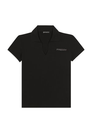 Polo negro de manga corta con cuello en V y logo "FREDDY" en pequeños puntos blancos en el lado izquierdo del pecho.