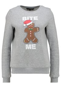 Szary sweatshirt wykonany z miękkiego materiału, z grafiką piernikowego ludzika w czapce Mikołaja oraz napisem „BITE ME” w kolorze białym. Rybaczane mankiety i dół.