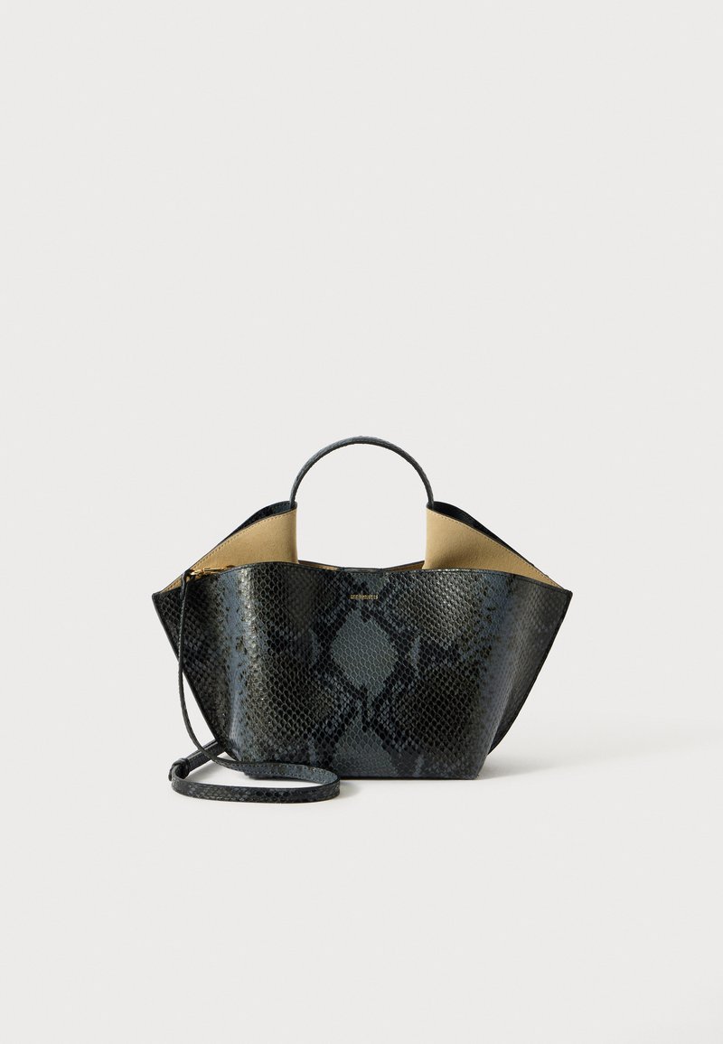Borsa con motivo in pelle di serpente nera e grigia, dal design strutturato, con doppi manici e una tracolla regolabile. Presenta un interno beige.