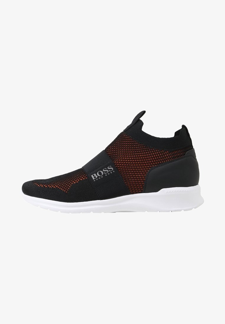Baskets slip-on en maille noire et rouge avec bande élastique marquée "BOSS Hugo Boss" et semelle blanche, vues de côté.