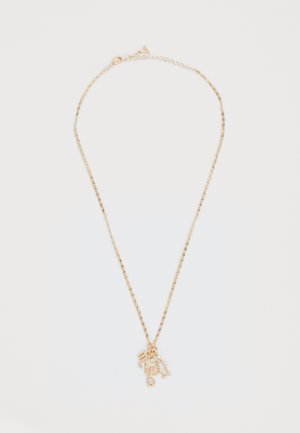 Gouden ketting met een gestructureerde schakel en een hanger met gedetailleerde hangers, waaronder een kreeftontwerp en sprankelende accenten.