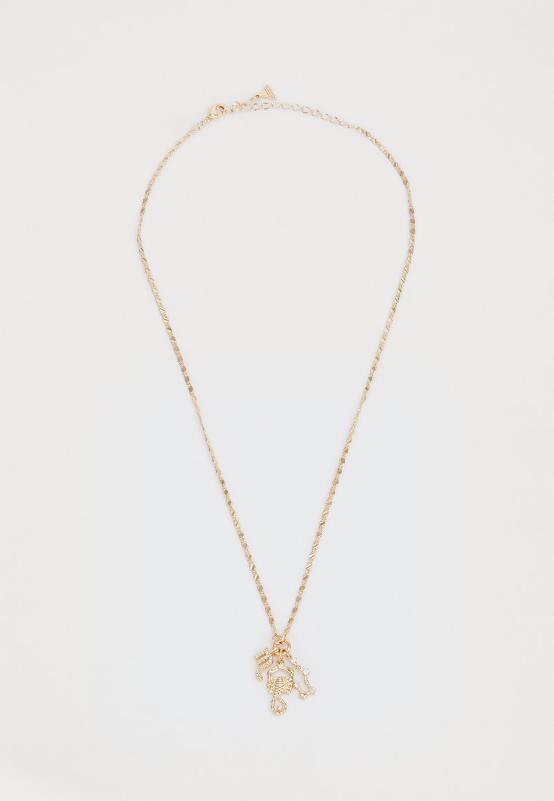 Collana dorata con una catena texturizzata e un pendente che presenta charm dettagliati, tra cui un design a forma di aragosta e accenti scintillanti.