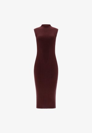 Strick-Midi-Kleid in dunklem Burgunderrot mit figurbetontem Schnitt, ärmellosem Design, stehendem Kragen und vertikal geripptem Textur.