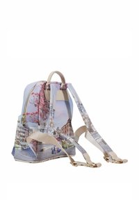 Zaino realizzato in materiale sintetico con uno sfondo blu chiaro, caratterizzato da motivi intricati di paesaggi urbani e fiori. Spallacci regolabili beige.