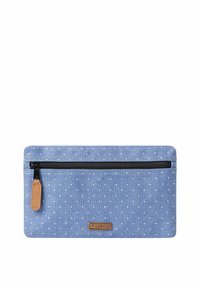 Pochette en tissu bleu à pois blancs, dotée d'une fermeture éclair noire, d'un tirette en cuir beige et d'une forme rectangulaire. Étiquette de marque visible.