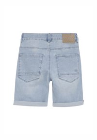 Pantaloni corti in denim azzurro chiaro con orlo arrotolato, dotati di due tasche posteriori e una patch in pelle marrone chiaro testurizzata sulla vita.