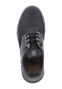 Baskets de sport noires avec une tige en mesh texturé et des accents en cuir lisse, dotées de lacets ronds et d'une semelle rembourrée.