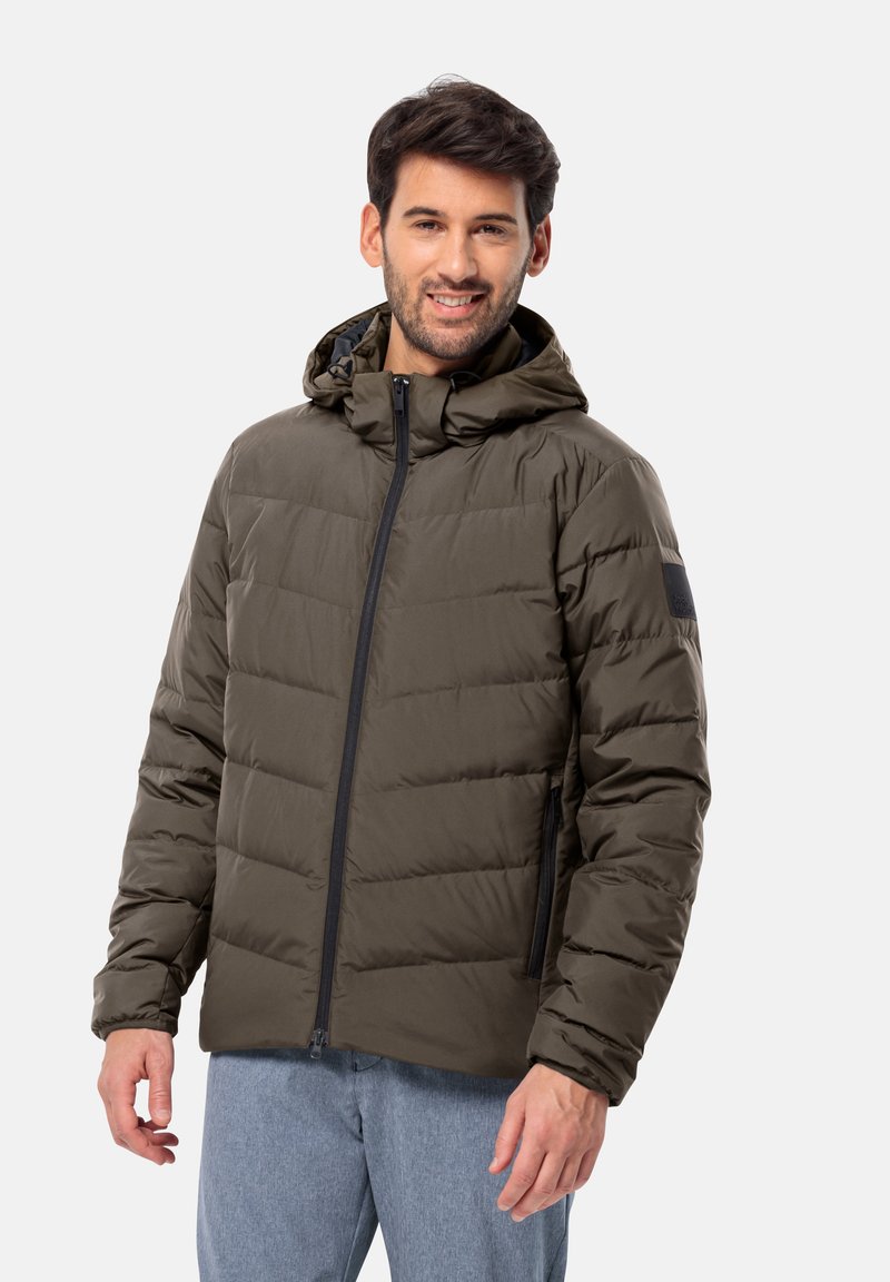 Giubbotto puffer verde oliva con cappuccio, dotato di chiusura con zip, tasche laterali e design trapuntato. Realizzato in un materiale leggero e testurizzato.