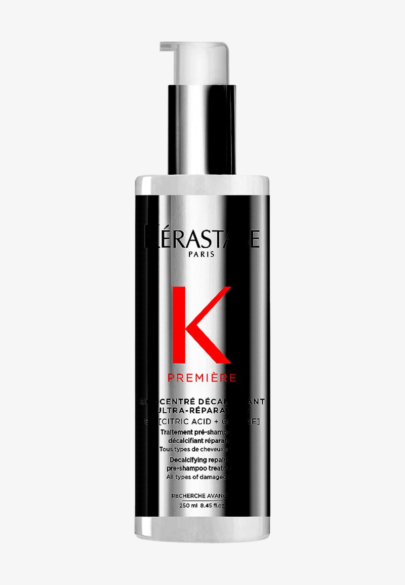 Flacone del trattamento pre-shampoo decalcificante riparatore Kérastase Paris Première, argento con testo nero e rosso, 250 ml.