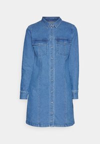 Rochie din denim, bleu deschis, cu nasturi pe față, guler ascuțit, mâneci lungi, două buzunare pe piept, croi drept și detalii cusute.
