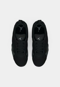 Μαύρα αθλητικά παπούτσια με απαλό ύφασμα στο πάνω μέρος, γκρι λεπτομέρειες και μπλε ραφές. Περιλαμβάνουν σχέδιο με κορδόνια, επενδεδυμένο κολάρο και λογότυπο στη γλώσσα.