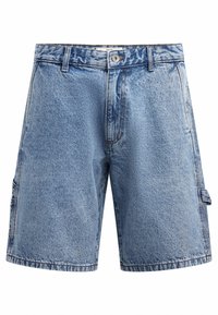Pantalones cortos cargo de mezclilla azul claro con un ajuste relajado, que cuentan con cierre de botón, bolsillos frontales y una sutil textura desgastada.