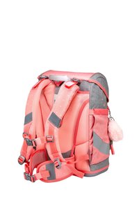 Zaino corallo e grigio con spallacci imbottiti, texture in rete, dettagli riflettenti e un portachiavi con pom-pom. Presenta numerose cinghie regolabili.
