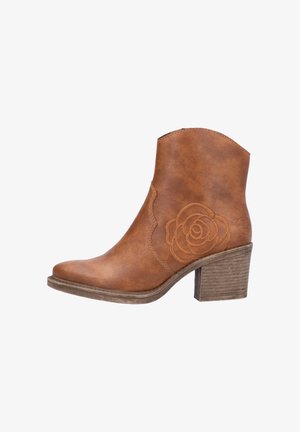 Bottine en cuir marron avec un design en relief de rose, présentant une ligne supérieure courbée et un talon en bois empilé. Texture lisse, orteil effilé.