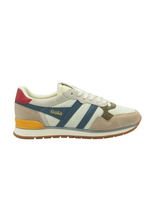 Sneaker beige e bianco in stile retrò con strisce blu, toppa rossa sul tallone, accento giallo e marchio "Gola" sul lato.